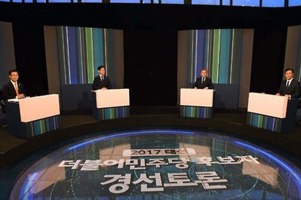더불어민주당 대선주자인 최성 고양시장(왼쪽부터), 이재명 성남시장, 문재인 전 대표, 안희정 충남도지사가 14일 서울 여의도 KBS 본관에서 열린 더불어민주당 제19대 대통령선거후보자 방송사 합동토론회에 참석하고 있다. 