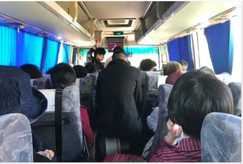 대만 여행객 56명이 한 대의 버스로 이동해 가는 모습. 