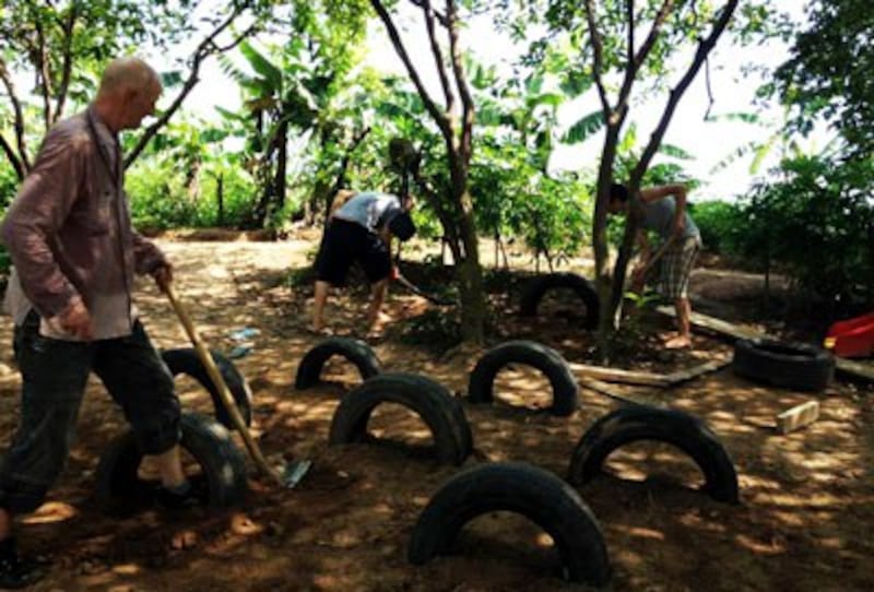 Sân chơi đầu tiên do nhóm Think Playgrounds thiết kế tại bãi giữa, xóm Phao, dưới chân cầu Long Biên, Hà Nội.