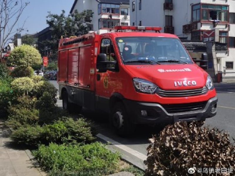 江蘇烏鎮,消防車在路邊戒備。(志願者提供)