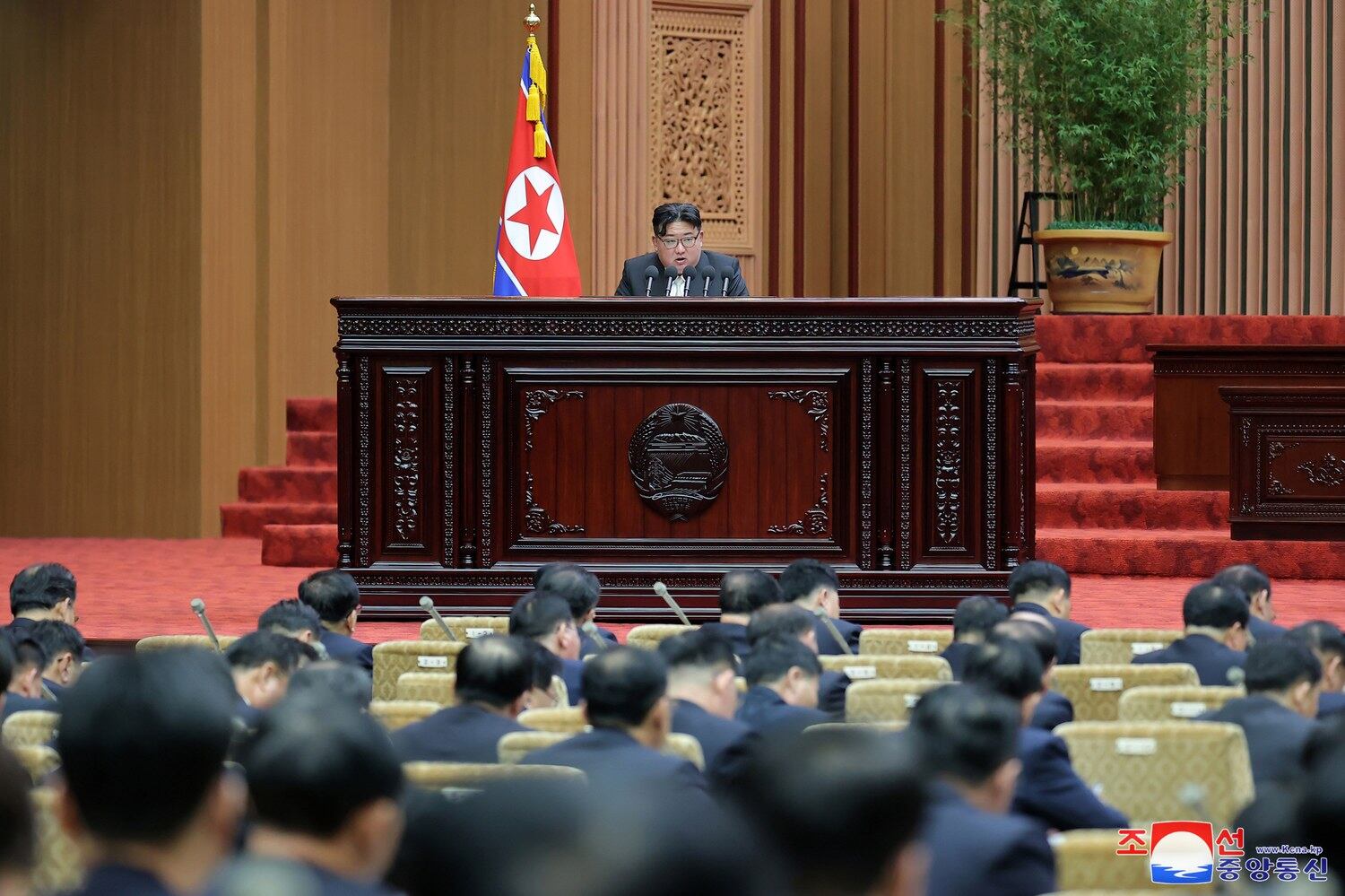 북한은 지난 15일 평양 만수대의사당에서 최고인민회의 제14기 제10차 회의를 열어 남북회담과 남북교류업무를 담당해온 조국평화통일위원회와 민족경제협력국, 금강산국제관광국을 폐지하기로 결정했다고 조선중앙통신이 지난 16일 보도했다. 김정은 국무위원장은 시정연설에서 "전쟁이 일어나는 경우에는 대한민국을 완전히 점령ㆍ평정ㆍ수복하고 공화국 영역에 편입시키는 문제"를 헌법에 반영하는 것이 중요하다고 밝혔다.