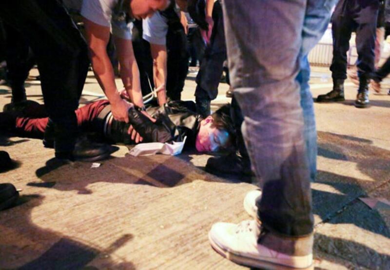 2014年11月6日凌晨，旺角佔領區有示威者與警員衝突，警員其後制服最少兩名示威者並帶走。（立法會議員梁國雄FACEBOOK）