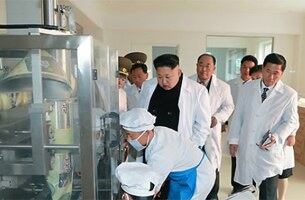 북한 김정은 국방위원회 제1위원장이 조선인민군 제534부대 산하 종합식료 가공공장을 현지지도하고 있다.