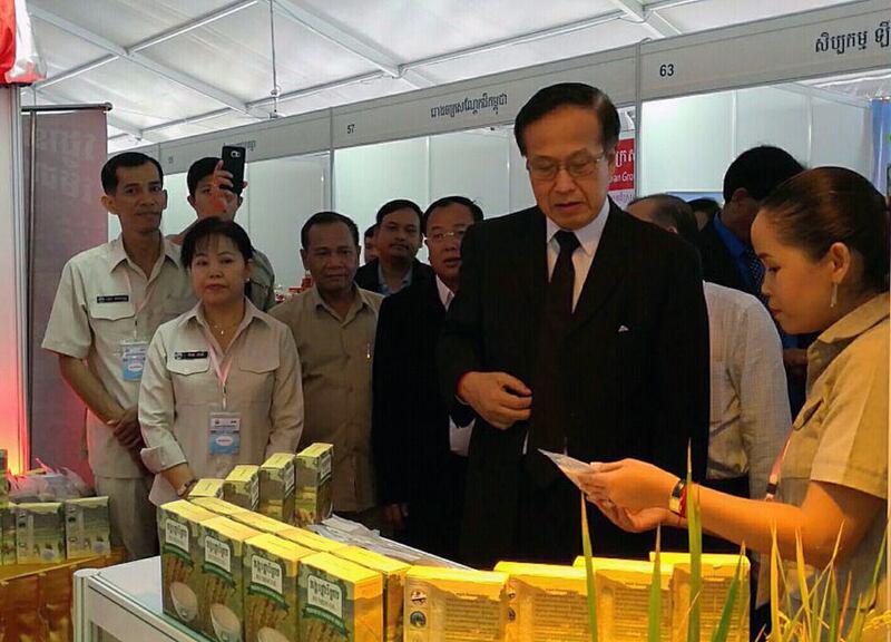 រដ្ឋមន្ត្រី​ក្រសួង​ពាណិជ្ជកម្ម លោក ប៉ាន សូរស័ក្តិ ដើរ​ពិនិត្យ​មើល​ស្តង់​ទំនិញ​ខ្មែរ​ដែល​ដាក់​តាំង​លក់​នៅ​ឆ្នេរ​អូរឈើទាល កាល​ពី​ថ្ងៃ​ថ្ងៃ​ទី​២៨ ខែ​កក្កដា ឆ្នាំ​២០១៦។