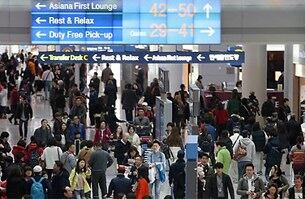 설 연휴를 하루 앞둔 지난달 29일 오전 인천국제공항 출국장이 여행객들로 붐비고 있다.