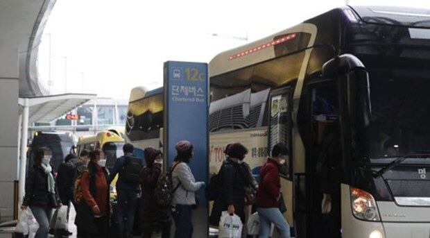 신종 코로나바이러스 감염증(코로나19)과 관련한 이스라엘의 입국 금지로 조기 귀국길에 오른 한국인 관광객들이 25일 오전 영종도 인천국제공항을 통해 귀국하며 입국장을 나선 후 버스에 타고 있다.