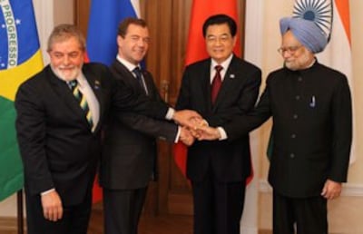 Từ trái sang: Chủ tịch Luiz Inacio Lula da Silva của Brazil, Nga Dmitry Medvedev của Nga, Hồ Cẩm Đào của Trung Quốc, và Thủ tướng Ấn Độ Manmohan Singh bắt tay tại Yekaterinburg, Nga hôm 16/6/2009, trước một cuộc họp của BRIC.