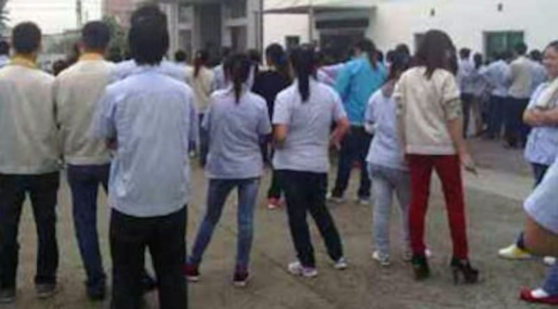 東莞市的日資南部塑膠廠數百名工人周二起(11月5日)連日集體罷工,抗議日資老闆把工廠轉賣予台灣商人,工人周三成功逼使資方讓步,年資最長的員工可獲相當於兩年工資的遣散費。(工人提供)