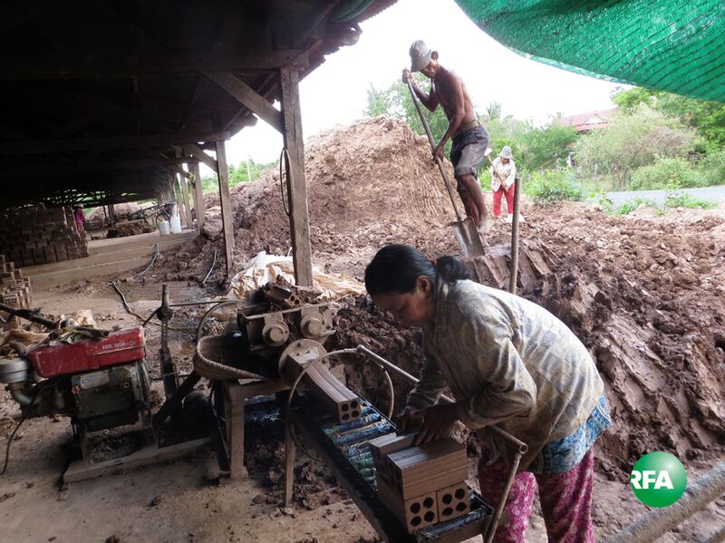 អាចម៍​ដី​យក​ពី​ភ្នំ​ក្រាំងដីមាស នៅ​ភូមិ​អណ្ដូងឫស្សី ឃុំ​ស្រែថ្មី ស្រុក​រលាប្អៀរ ខេត្ត​កំពង់ឆ្នាំង នៅ​ថ្ងៃ​ទី​១៤ ខែ​ធ្នូ ឆ្នាំ​២០១៦។ RFA/Chin Chetha