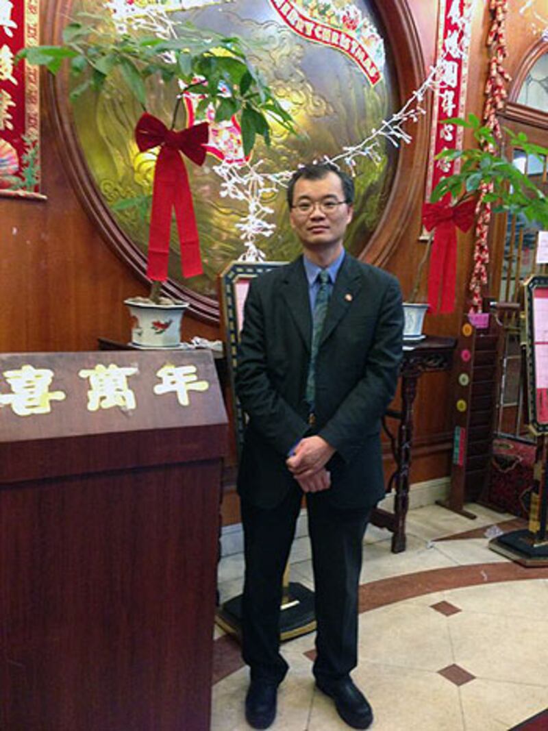 唐人街酒樓經理陳慶文希望華埠社團做多些宣傳活動,吸引更多人到華埠消費。(粵語部記者潘加晴拍攝)