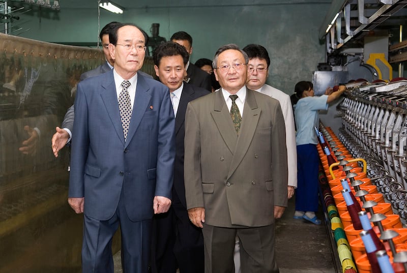 김영남 최고인민위 상임위원장(왼쪽)이 2007년 7월 21일 울란바토르의 고비 캐시미어 공장을 방문했다. 중국 관영 매체는 공장 방문 하루 전, 북한이 몽골과 여러 건의 협정을 체결했다고 보도했다. 이는 1988년 이후 북한 고위 관료의 울란바토르 첫 방문이다.
