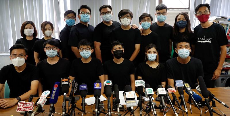 资料图片:2020年7月15日,在初选中胜出的香港民主派立法会参选人出席联合记者会。(路透社)