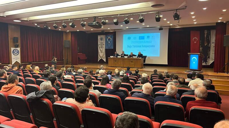 ئەنقەرەدە ئۆتكۈزۈلگەن 20-ئەسىردە قۇرۇلغان ئىككى شەرقىي تۈركىستان جۇمھۇرىيىتىنى خاتىرىلەش يىغىنى كۆرۈنۈشى. 2024-يىلى 9-نويابىر، ئەنقەرە