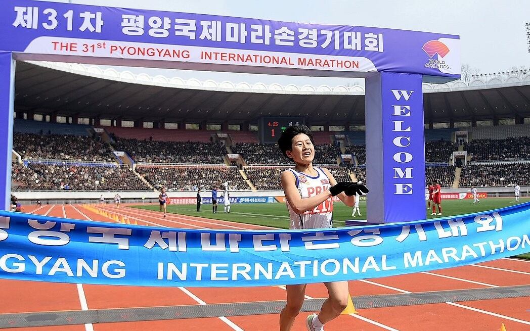 북한 관영매체인 조선중앙통신은 7일 김일성 생일을 맞아 전날 제31차 평양국제마라톤경기대회가 열렸다고 보도했다. 사진 속 대회 명칭에서 ‘만경대’라는 단어가 확인되지 않는다.