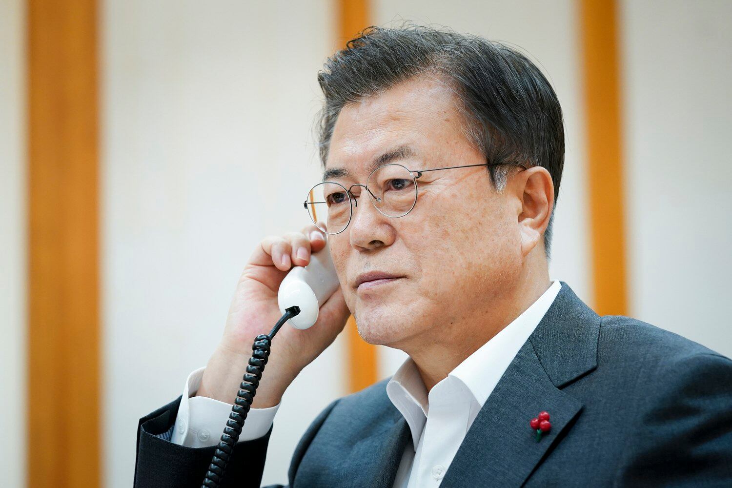 문재인 대통령이 26일 오후 청와대에서 시진핑 중국 국가주석과 전화 통화하고 있다.