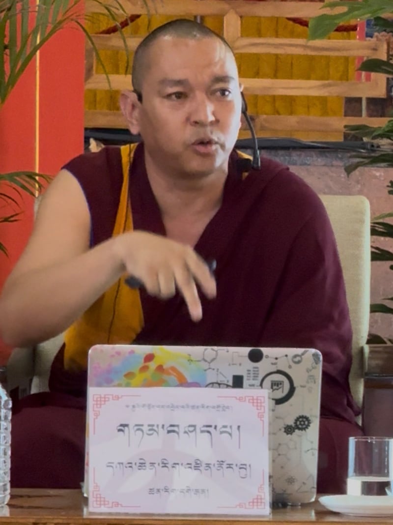 བཀྲིས་ལྷུན་པོའི་ཚན་རིག་སྡེ་ཚན་གྱི་འགན་འཛིན་དཀའ་ཆེན་རིག་འཛིན་ནོར་བུ་ལགས་