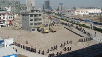 图片:杭州最大拆迁项目的“钱江新城”兴建项目,杭州市江干区出动五,六百名人员强拆(志愿者)