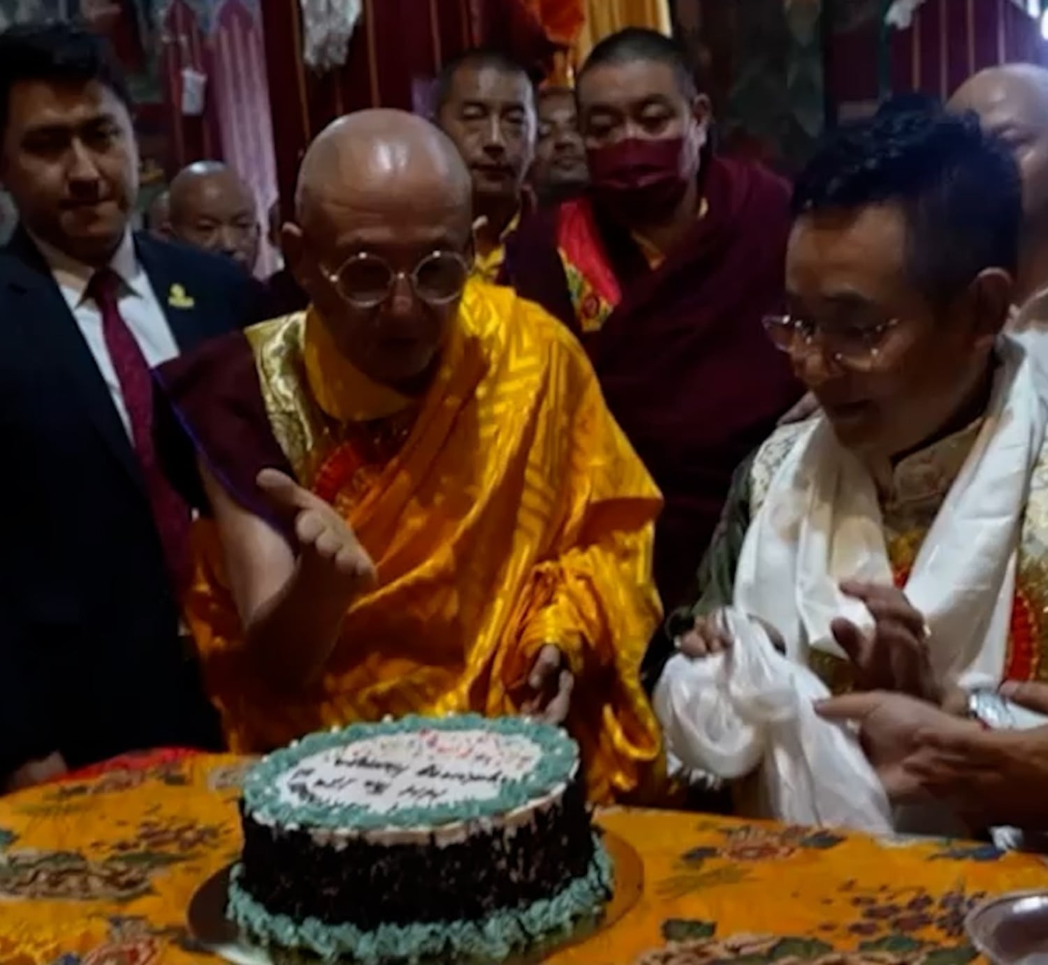 རུམ་བཏེག་ཏུ་༧རྒྱལ་དབང་ཀརྨ་པ་མཆོག་གི་འཁྲུངས་སྐར་སྲུང་བརྩི་ཞུས་འདུག