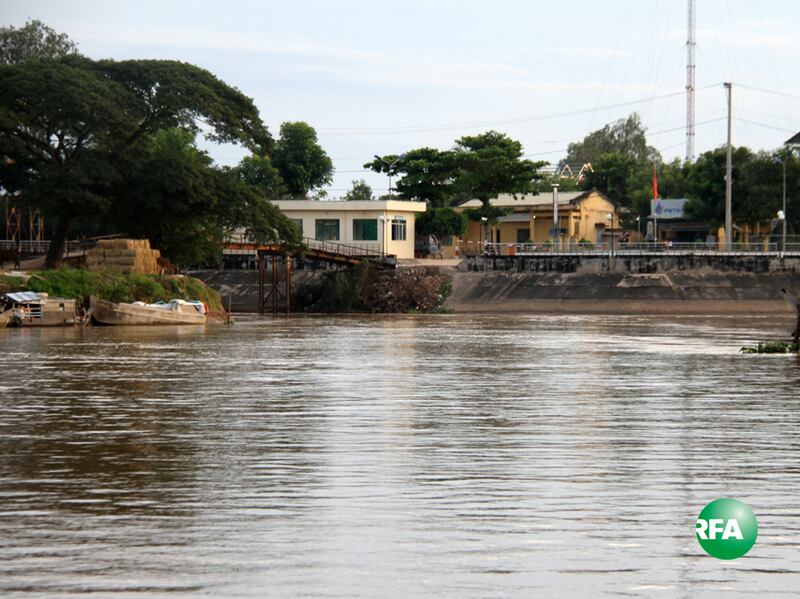 ប៉ុស្តិ៍​ប៉ូលិស​ព្រំដែន​វៀតណាម (អគារ​ពណ៌​ស) ជាប់​ព្រំដែន​ខ្មែរ​ក្នុង​ភូមិ​ពាមមន្ទារ ឃុំ​ពាមមន្ទារ ស្រុក​កំពង់ត្របែក ខេត្ត​ព្រៃវែង ថ្ងៃ​ទី​២៨ ខែ​វិច្ឆិកា ឆ្នាំ​២០១៦។ RFA/Tha Kitya