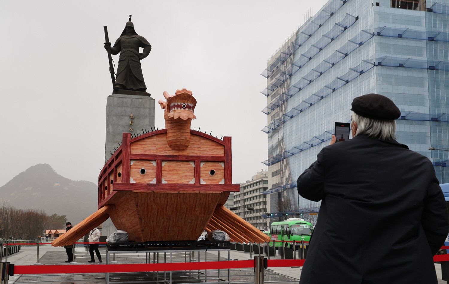 지난 13일 광화문광장 이순신 동상 앞에 거북선 모형이 놓여 있다.