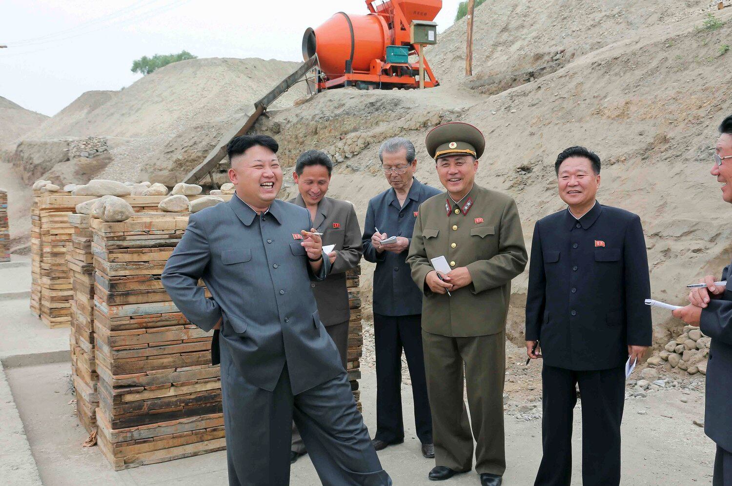 북한 간부들 앞에서 담배를 피우며 웃고 있는 김정은 총비서.