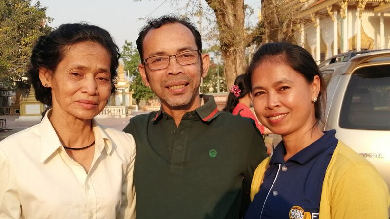 លោក ម៉ៃ ហុងស្រៀង សកម្មជនបក្សប្រឆាំង ម្ដាយ និងប្រពន្ធ ទៅទទួលលោកពេលចេញពីពន្ធនាគារព្រៃស នៅថ្ងៃទី៣ ខែមេសា ឆ្នាំ២០២០។