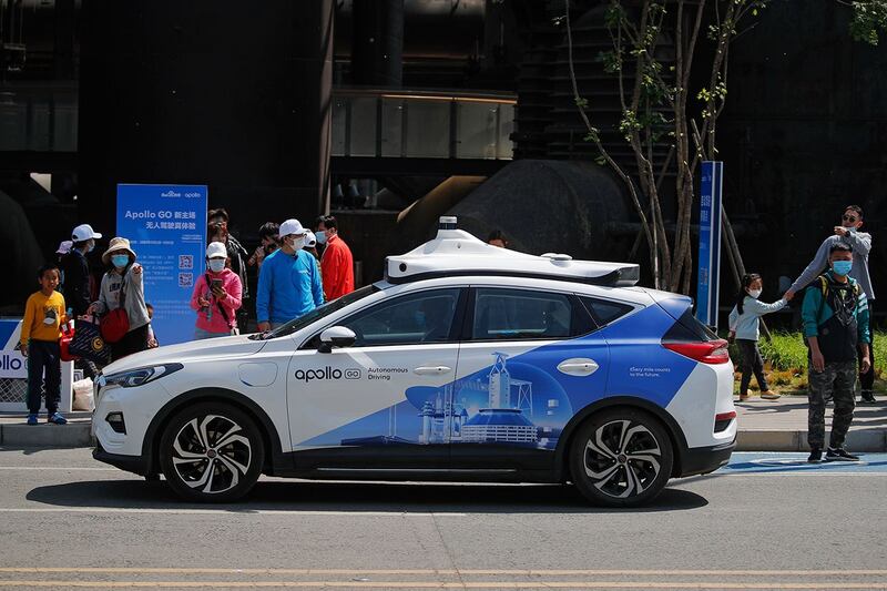 2021年5月2日，北京首钢园区内一辆正在运营的百度"萝卜快跑"自动驾驶出租车。（美联社）