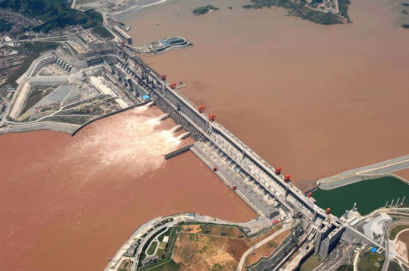 长江三峡大坝修建期间，施工枯水期，东海沿岸的“蓝眼泪”明显减少。（美联社）