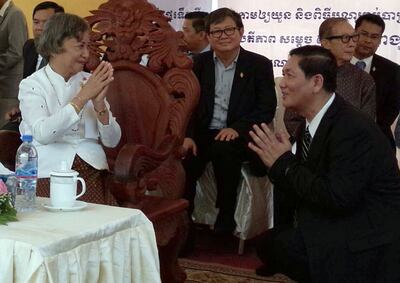 នាយក​ប្រតិបត្តិ​សហគមន៍​ខ្មែរ​កម្ពុជា​ក្រោម លោក ថាច់ សេដ្ឋា សំពះ​សម្ដេច​ព្រះ​ស៊ីសុវត្ថិ ពង្សនារី មុនីពង្ស ព្រះរាជតំណាង​ព្រះមហាក្សត្ស ដែល​យាង​ចូល​រួម​ក្នុង​ពិធី​រំឭក​ខួប​បាត់បង់​ទឹក​ដី​ខ្មែរ​កម្ពុជា​ក្រោម នៅ​ថ្ងៃ​ទី​៤ មិថុនា ឆ្នាំ​២០១៦ នា​រាជធានី​ភ្នំពេញ។