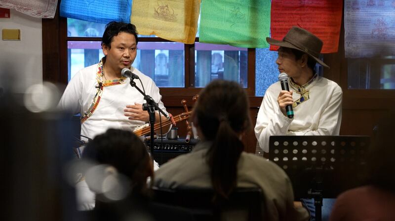 藏族音乐人丹增昆桑（左）和龙珠慈仁在异乡对唱，曲子里有着刻骨铭心的流亡藏人故事。（陈建飞摄影）