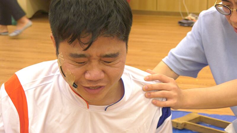 지성호 ‘나우' 대표가 ‘꽃제비-세상에 부럼 없어라' 연극 연습을 하고 있다. 