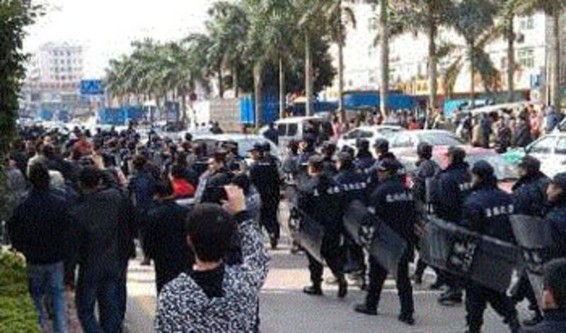 當局出動數百武警為商戶護航，氣氛十分緊張。（相片由商戶胡先生提供）