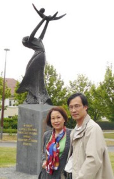 Họa sĩ kiêm điêu khắc gia Vũ Đình Lâm (P) và phóng viên RFA Thanh Trúc trước tượng “Niềm Mơ Ước Của Mẹ” tại Bùng Binh Saigon. Photo RFA