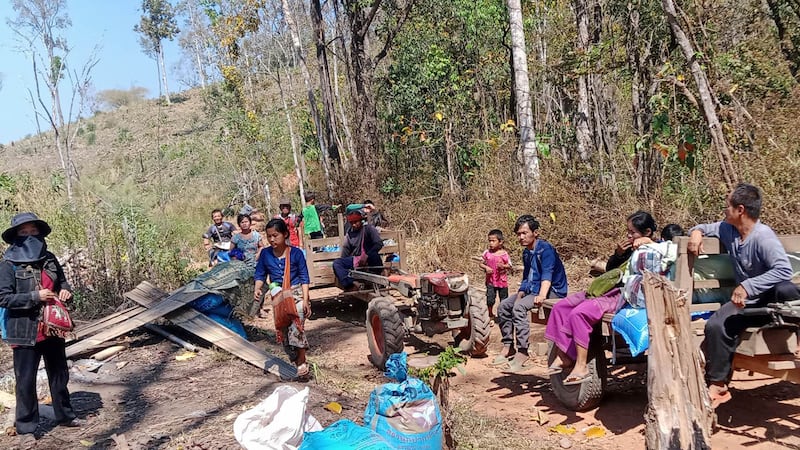 ကရင်ပြည်နယ်မှ စစ်ဘေးဒုက္ခသည်များအား ၂၀၂၃ ခုနှစ် ဖေဖော်ဝါရီလ ၁၂ ရက်နေ့က တွေ့ရစဉ်။ (Photo: Karen Peace Support Network)