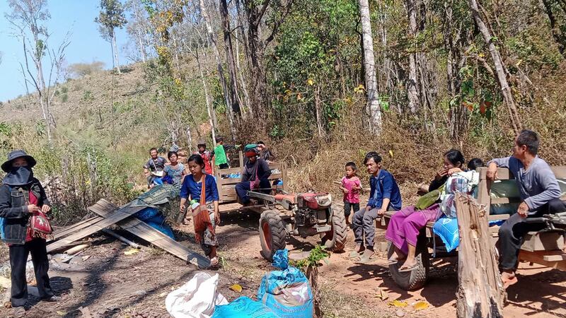 ကရင်ပြည်နယ်မှ စစ်ဘေးဒုက္ခသည်များအား ၂၀၂၃ ခုနှစ် ဖေဖော်ဝါရီလ ၁၂ ရက်နေ့က တွေ့ရစဉ်။ (Photo: Karen Peace Support Network)