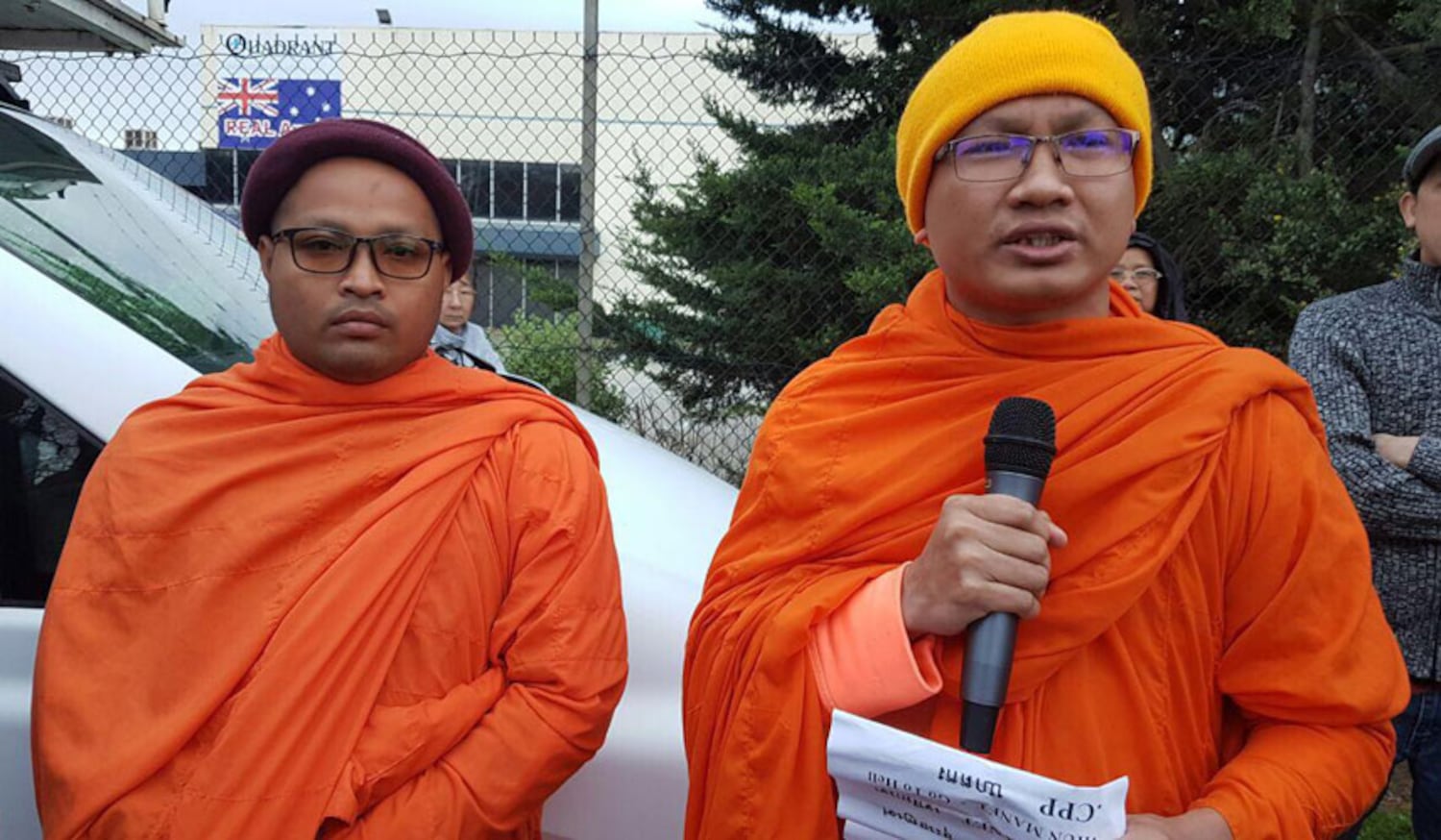 ព្រះសង្ឃ​ខ្មែរ​រស់​នៅ​អូស្ត្រាលី​តវ៉ា​ប្រឆាំង​​វត្តមាន​លោក ហ៊ុន ម៉ាណែត នា​ទីក្រុង​ម៉ែលប៊ន (Melbourne) ប្រទេស​អូស្ត្រាលី នៅ​ថ្ងៃ​ទី​៧ ខែ​តុលា ឆ្នាំ​២០១៦។