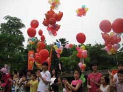 Các em nhỏ và phụ huynh CLB gia đình trẻ tự kỷ Hà Nội đang thả bong bóng. Photo courtesy of tretuky.com