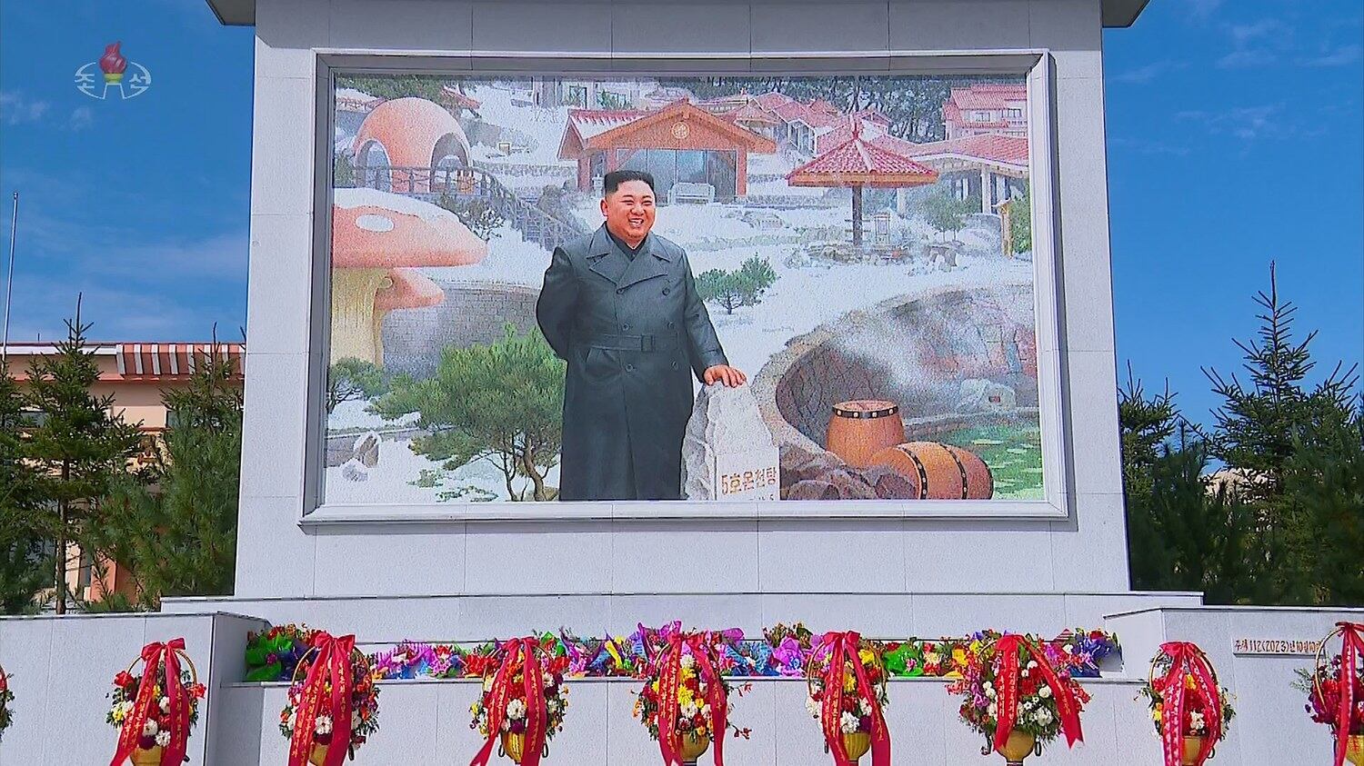 조선중앙TV는 23일 김정은 북한 국무위원장의 모습을 형상한 모자이크 벽화가 평안남도 양덕온천문화휴양지에 설치된 영상을 내보냈다.[조선중앙TV 화면]