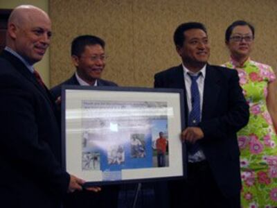 图片:方政向提供慷慨援助的美国各界表示感谢。(记者何平拍摄)