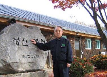 고 김용기 장로가 경기도 하남시 풍산동에 설립한 '가나안농장'. 본관건물을 배경으로 서 있는 김 장로의 3남인 하남 제1가나안농군학교 김평일 교장.