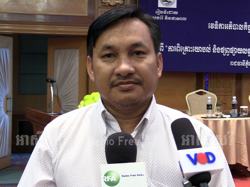 លោក សន ជ័យ ប្រធាន​អង្គការ​សម្ព័ន្ធ​គណនេយ្យភាព​សង្គម​កម្ពុជា ថ្លែង​ប្រាប់​អ្នក​កាសែត​ក្នុង​កម្មវិធី​ពិគ្រោះ​យោបល់ និង​ផ្សព្វផ្សាយ​លទ្ធផល​សិក្សា​រៀបចំ​យុទ្ធសាស្ត្រ​គ្រប់គ្រង​ការ​បូម​ខ្សាច់​នៅ​ខេត្ត​កោះកុង ដែល​រៀបចំ​ដោយ​ក្រសួង​រ៉ែ និង​ថាមពល នៅ​សណ្ឋាន​គារ អ៊ីនធឺ ខនធីណិនថល ភ្នំពេញ (Inter Continental Phnom Pehn) នៅ​ថ្ងៃ​ទី​២១ ខែ​កក្កដា ឆ្នាំ​២០១៧។ 