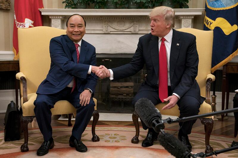 Tổng thống Hoa Kỳ Donald Trump tiếp Thủ tướng Nguyễn Xuân Phúc của Việt Nam tại Nhà Trắng vào chiều ngày 31 tháng 5 năm 2017.