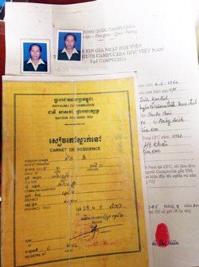 Sổ cư trú tạm thời do Chính phủ Hoàng gia Campuchia cấp cho cộng đồng người (Photos by: RFA/Quốc Việt)