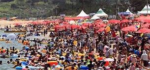 지난 29일 속초해수욕장을 찾은 피서객들이 물놀이를 즐기고 있다.
