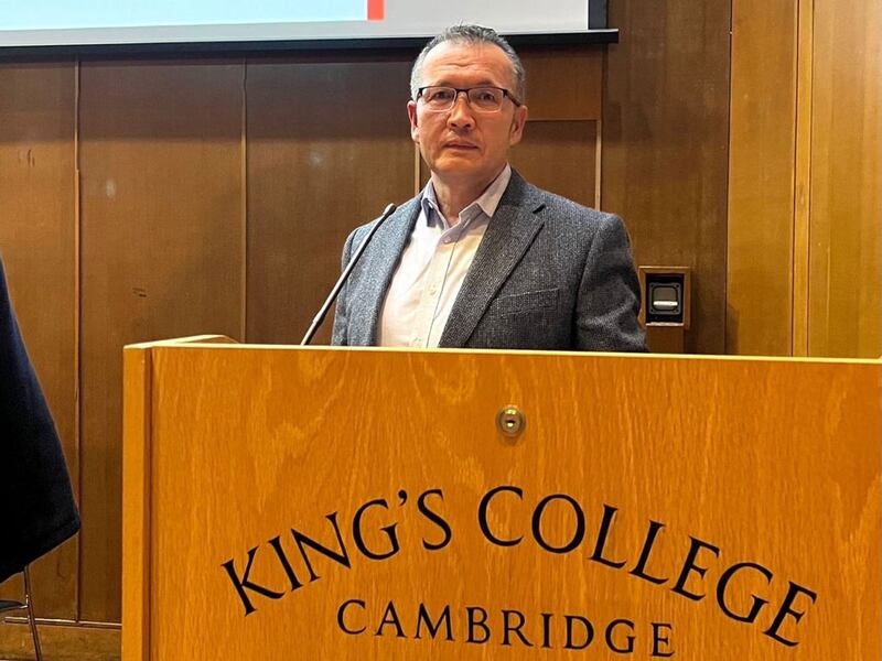 لوندون ئۇنىۋېرسىتېتى تەتقىقاتچىسى ۋە شائىر ئەزىز ئەيسا ئەلكۈن (Aziz Isa Elkun) سۆزلەۋاتىدۇ. 2024-يىلى 4-مارت، لوندون