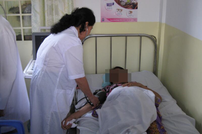 គ្រូពេទ្យ​ពិនិត្យ​សុខភាព​ជូន​ស្ត្រី​មាន​ផ្ទៃពោះ​នា​មន្ទីរ​សុខភាព ពន្សាំង ឋិត​នៅ​សង្កាត់​ពន្សាំង ខណ្ឌ​ព្រែកព្នៅ រាជធានី​ភ្នំពេញ កាល​ពី​ព្រឹក​ថ្ងៃ​ទី​២៥ ខែ​កុម្ភៈ ឆ្នាំ​២០១៥។ 