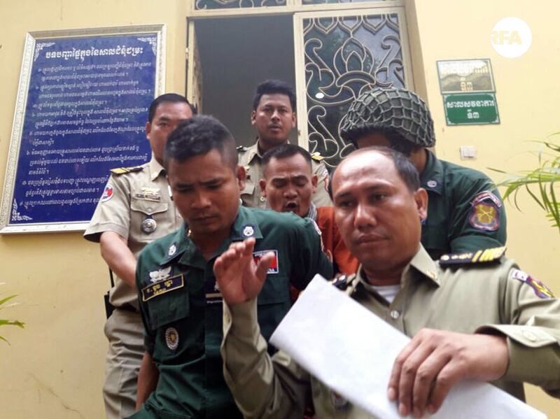 លោក អ៊ុក ពេជ្រសំណាង (រូប​កណ្ដាល​ពាក់​អាវ​ពណ៌​ទឹកក្រូច) សកម្មជន​គណបក្ស​សង្គ្រោះជាតិ ពេល​នាំ​ចេញ​ពី​តុលាការ​កំពូល នៅ​ថ្ងៃ​ទី​២៥ ខែ​មករា ឆ្នាំ​២០១៧។ RFA/Morm Moniroth