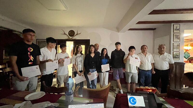 بۇ قېتىمقى پائالىيەتكە قاتناشقان بالىلارغا شەرەپ گۇۋاھنامىسى تارقىتىلدى