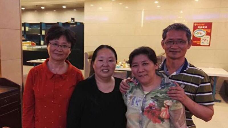 资料图片:维权人士陈建芳(左二)。(网络图片)