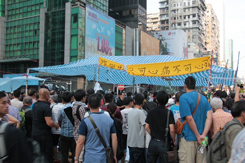 旺角佔中集會點仍有市民聚集, 現場氣氛大致平靜。(文宇晴攝)